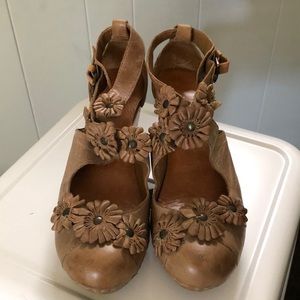 Super cute flower clogs